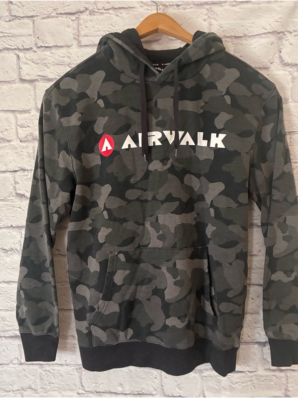 Airwalk Men’s Black & Gray Camo Hoodie - Large